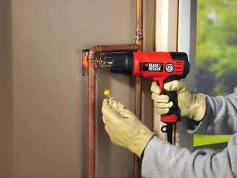 Пістолет гарячого повітря мережевий BLACK+DECKER, потужність 2200 Вт, максимальна тим-ра 645 ° C