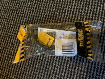 Окуляри DeWALT Crosscut™, тоновані, полікарбонатні, з гумовими дужками та носотримачами