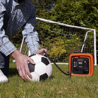 Компресор автомобільний BLACK + DECKER, напруга 12 В, максимальний тиск 11 бар, вага 1.8 кг