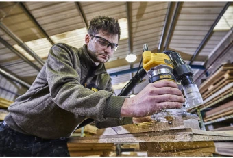Фрезер окантовочный DeWALT D26200