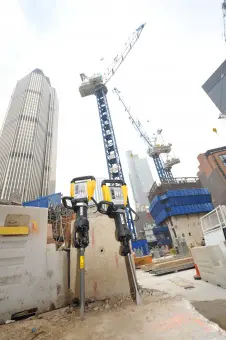 Молоток отбойный DEWalt, 28мм, шестигран.патрон, 1600Bт, 35Дж, 18.4кг. + зубило.