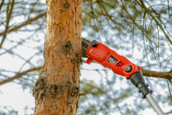 Пила ланцюгова електромережева 230 В YATO: 710 Вт, шина- 10"/25 см, з телескоп. штангою l=188-255 см