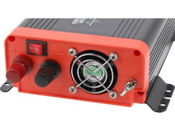 Перетворювач напруги YATO з джерела 12 В DC в 230 В, номінально- 600 Вт AC, піковий- 1200 Вт [5]