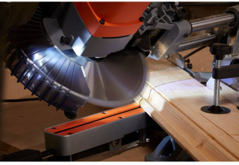 Пила торцювальна мережева BLACK+DECKER, 2100 Вт, диск 254х30 мм, 5000 об/хв, XPS, вага 18.5 кг