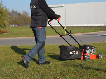 Газонокосарка бензинова YATO 2,1кВт, ширина різання: Ø= 41см, травозбірник- 40л