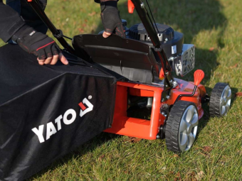 Газонокосарка бензинова YATO з приводом : 1,9кВт,  ширина різання: Ø= 41см, травозбірник- 40л